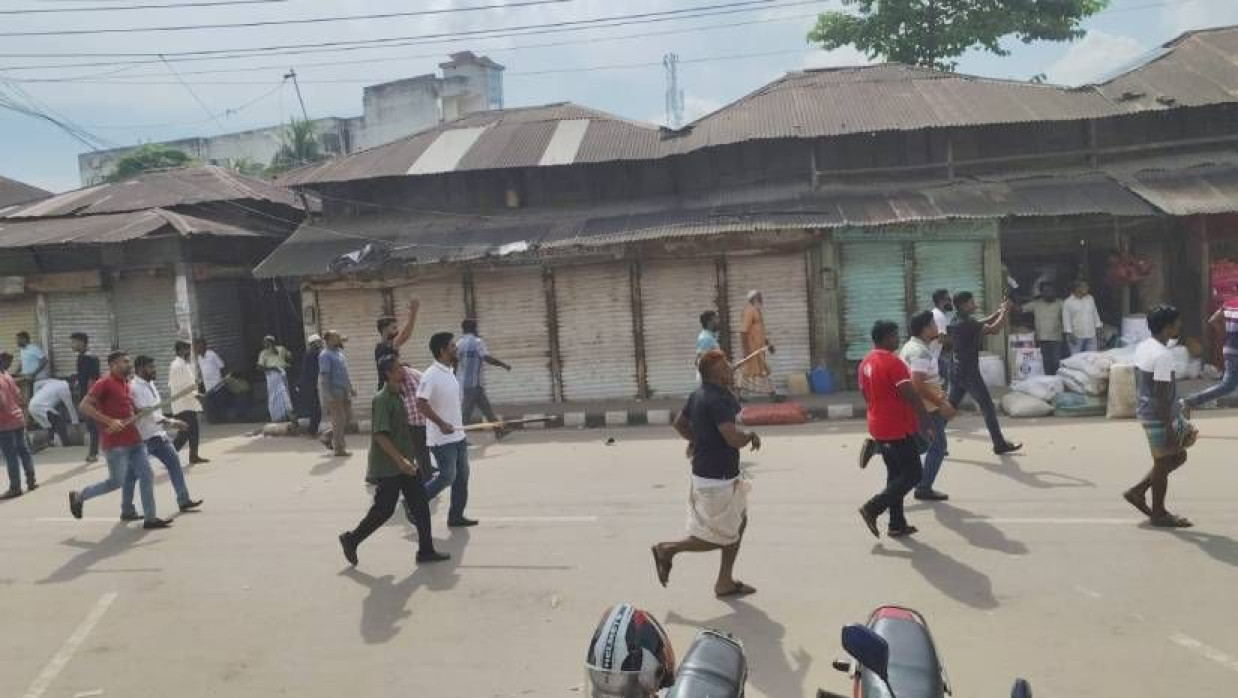 ভোলা জেলা বিজেপির দলীয় কার্যালয়ের সামনে