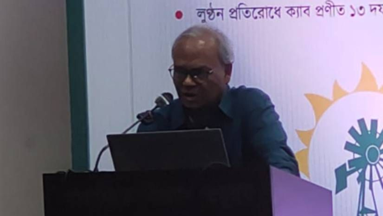 ক্যাব আয়োজিত অনুষ্ঠানে বক্তব্য দিচ্ছেন বিএনপির সিনিয়র যুগ্ম মহাসচিব রুহুল কবির রিজভী