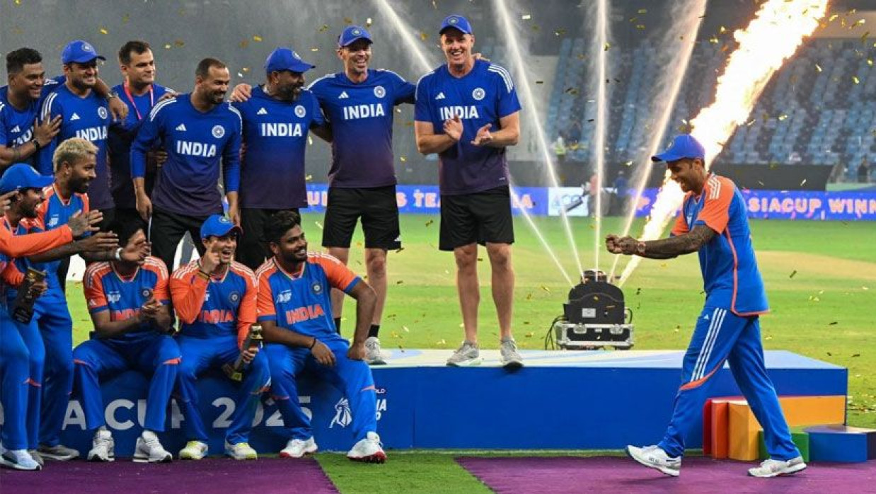 ট্রফি ছাড়াই উল্লাস ভারতীয় ক্রিকেটারদের 