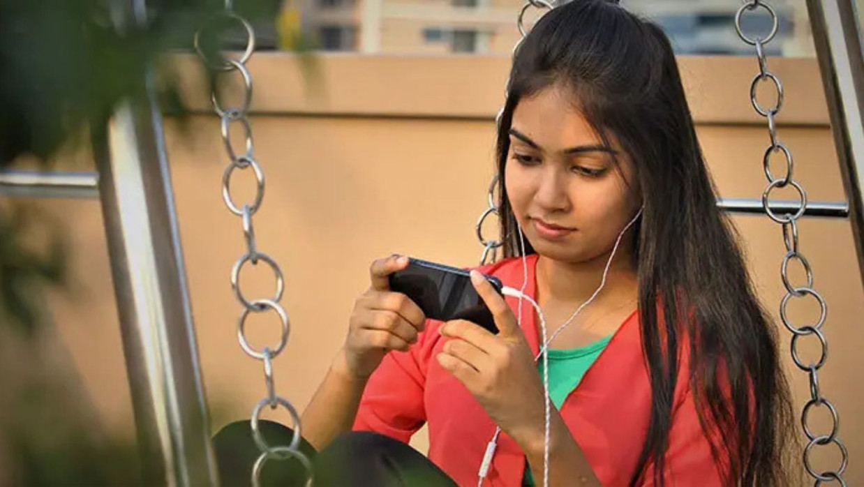 হেডফোনে নারী