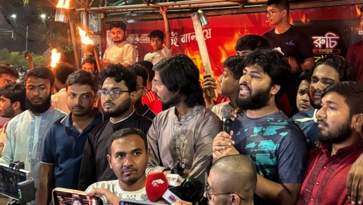 শিক্ষার্থীরা হলপাড়া থেকে মশাল মিছিল বের করেন