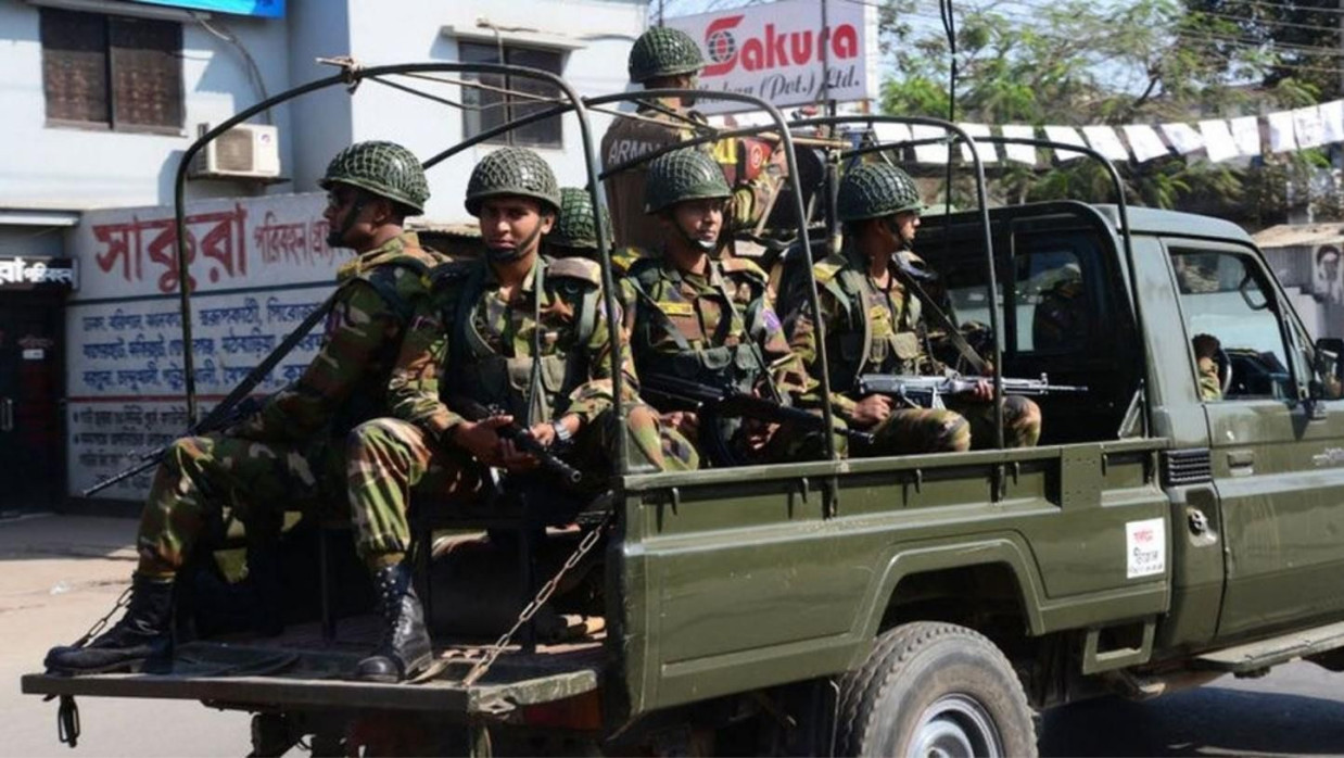 টহলরত সেনাবাহিনী