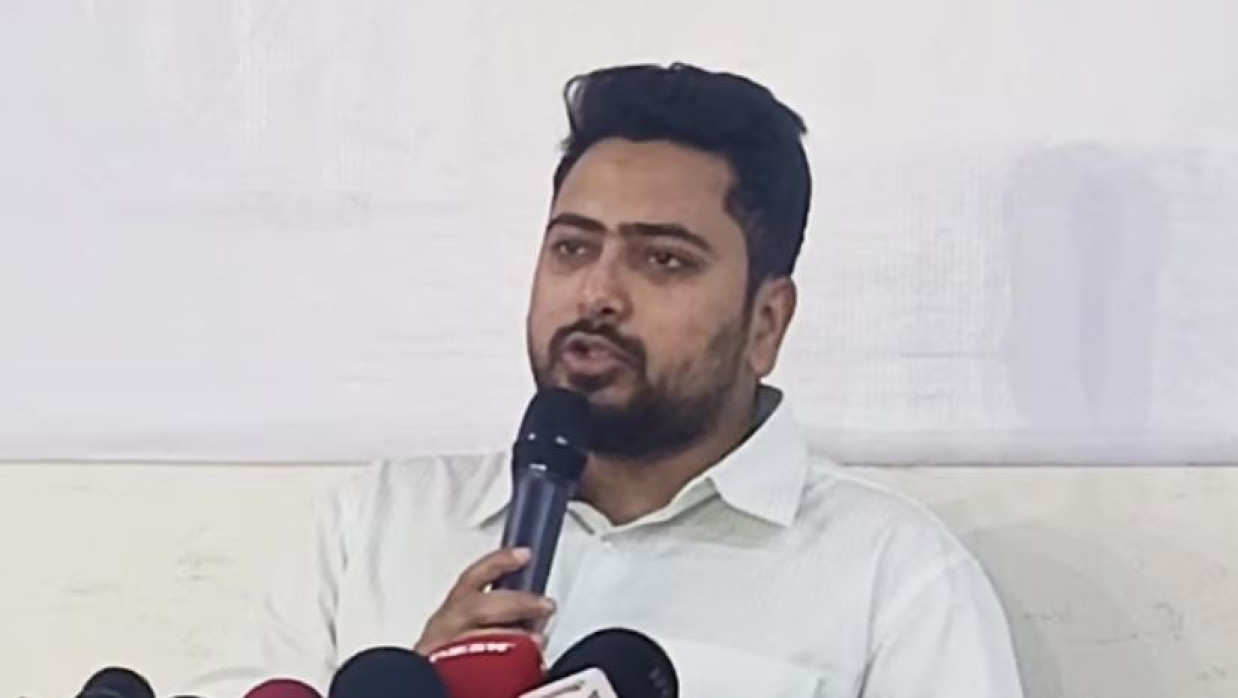 এনসিপির অস্থায়ী কেন্দ্রীয় কার্যালয়ে সাংবাদিকদের সঙ্গে কথা বলছেন নাহিদ ইসলাম