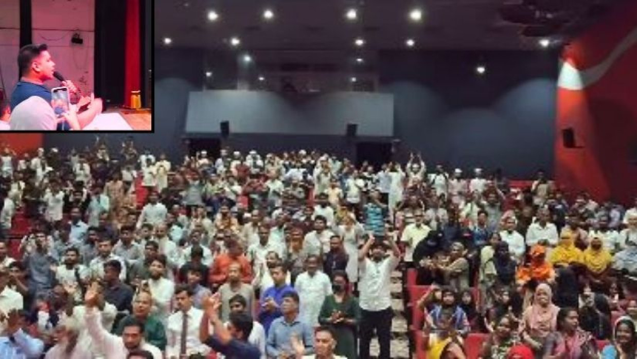 বরিশালে শিল্পকলা অডিটোরিয়ামে শাপলার কলি স্লোগানে উচ্ছ্বাস প্রকাশ করছেন নেতাকর্মী