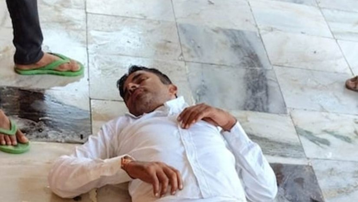 মদ খেয়ে স্কুলের বারান্দায় ঘুমিয়েই পড়লেন শিক্ষক