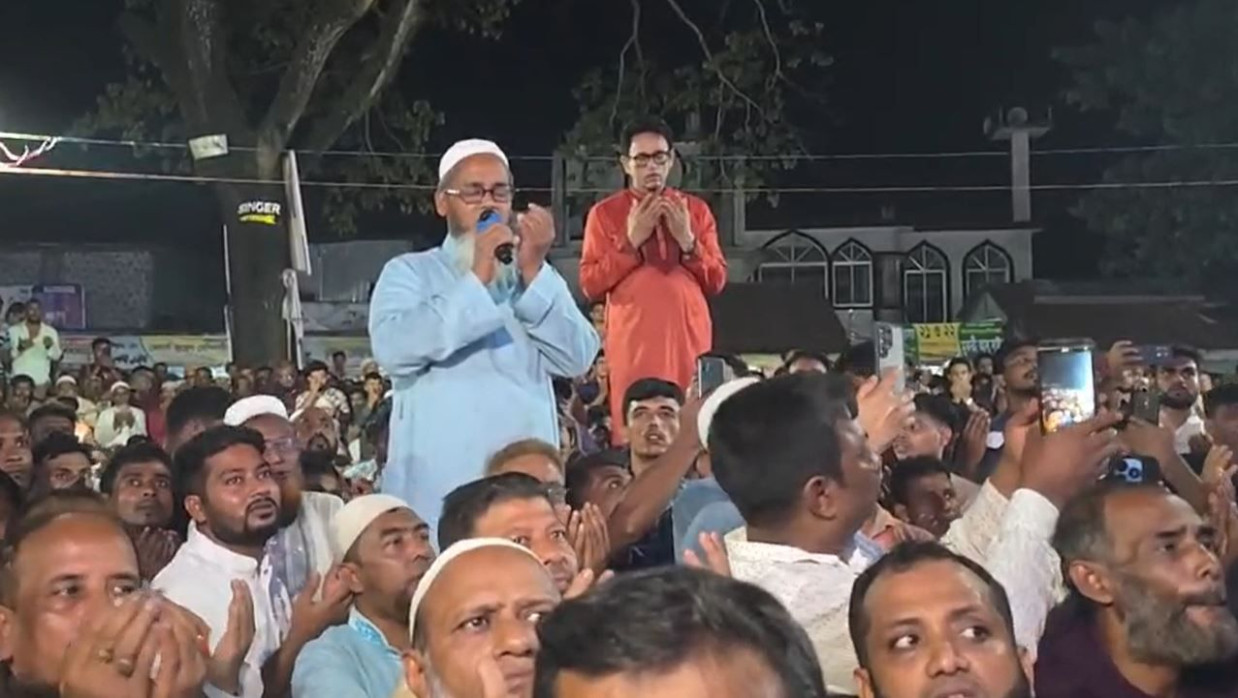 নেতাকর্মীদের সঙ্গে নিয়ে মোনাজাত