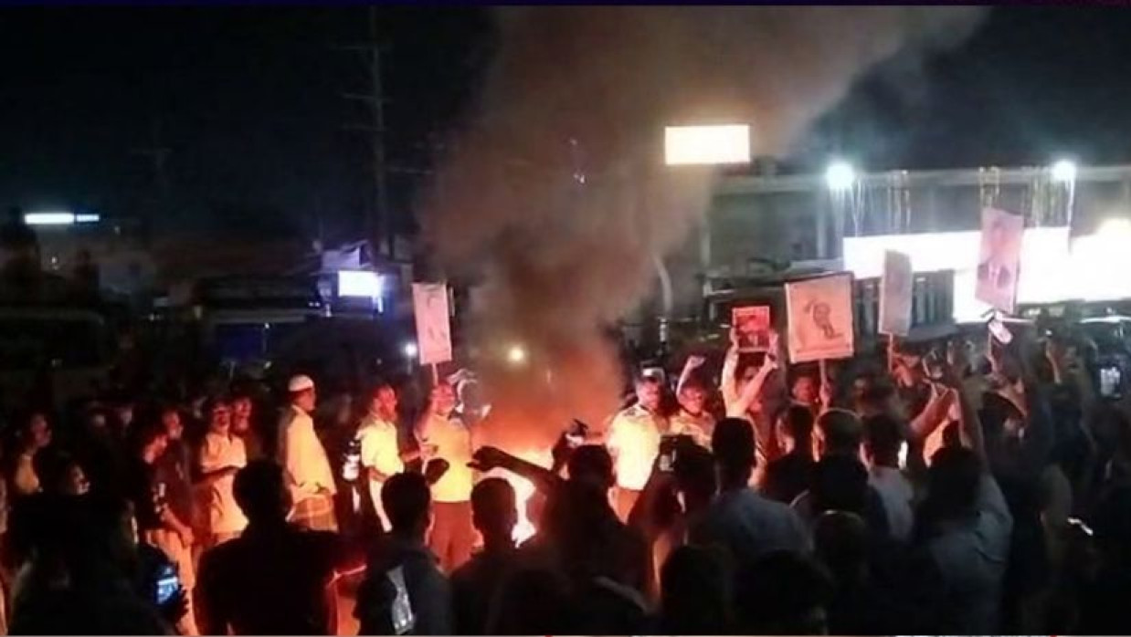 আসলাম চৌধুরীকে মনোনয়ন না দেওয়ায় ক্ষুব্ধ হয়ে তার অনুসারীরা ঢাকা-চট্টগ্রাম মহাসড়ক অবরোধ করে বিক্ষোভ করেন