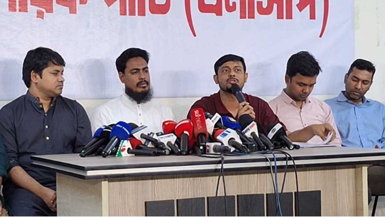 বক্তব্য রাখছেন এনসিপির মুখ্য সমন্বয়ক নাসীরুদ্দীন পাটওয়ারী