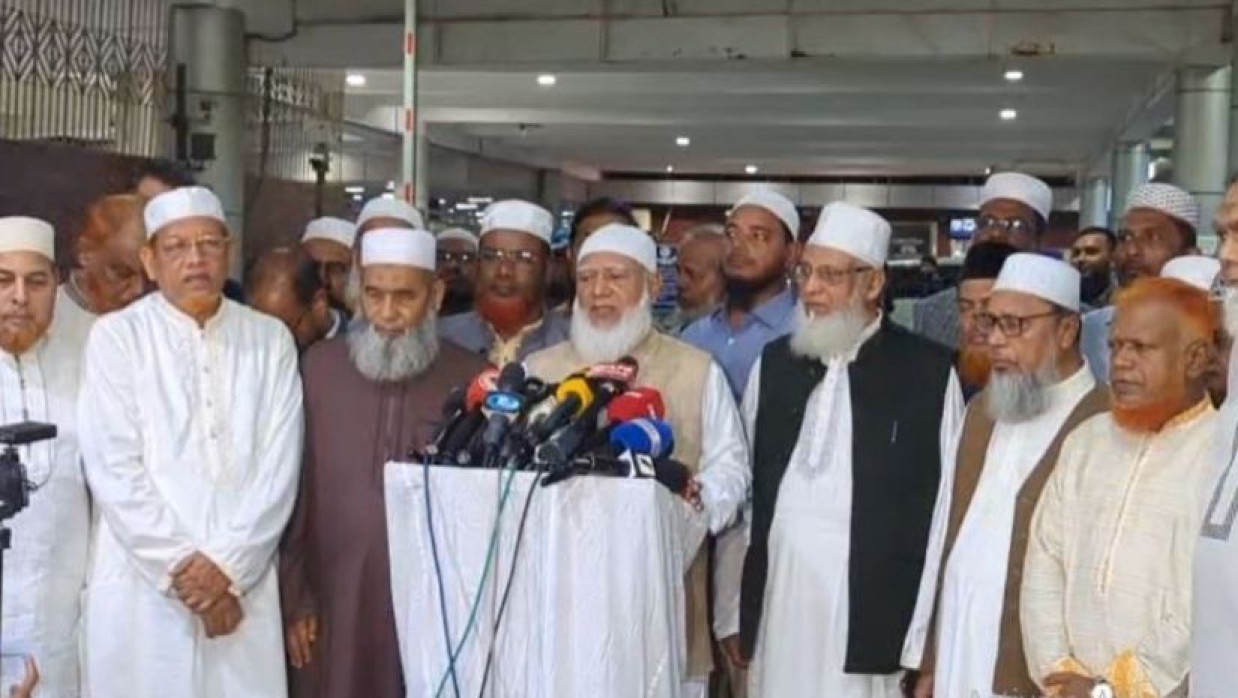 হযরত শাহজালাল আন্তর্জাতিক বিমানবন্দরে সাংবাদিকদের সঙ্গে কথা বলছেন ডা. শফিকুর রহমান