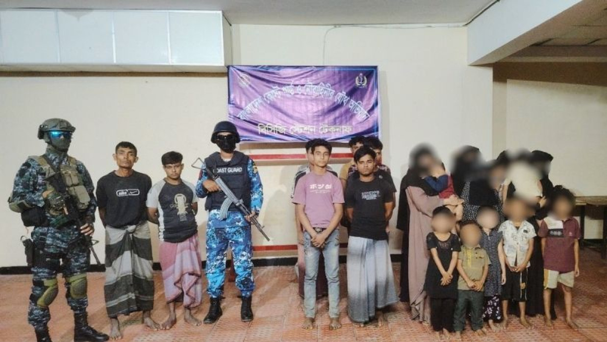 কক্সবাজারের টেকনাফে কোস্ট গার্ড ও নৌবাহিনীর যৌথ অভিযানে মানব পাচারকারী আটক