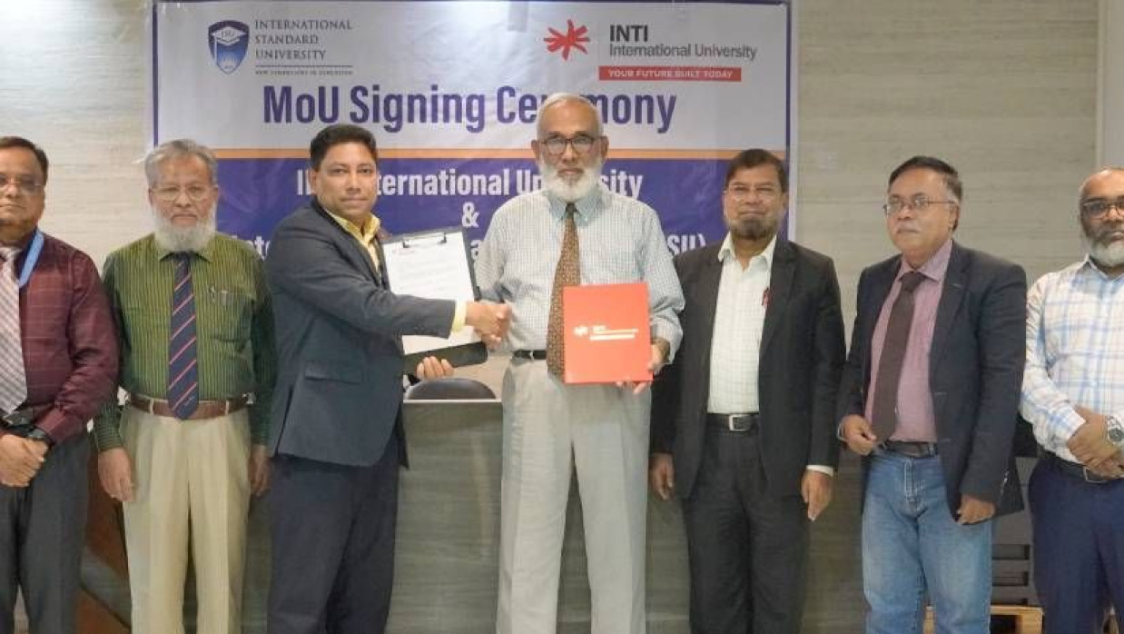 আইএসইউ উপাচার্য প্রফেসর ড. আব্দুল আউয়াল খান ও আইএনটিআই ইন্টারন্যাশনাল ইউনিভার্সিটির পক্ষে উপাচার্য প্রফেসর জোসেফ লি সমঝোতা স্মারকে স্বাক্ষর করেন