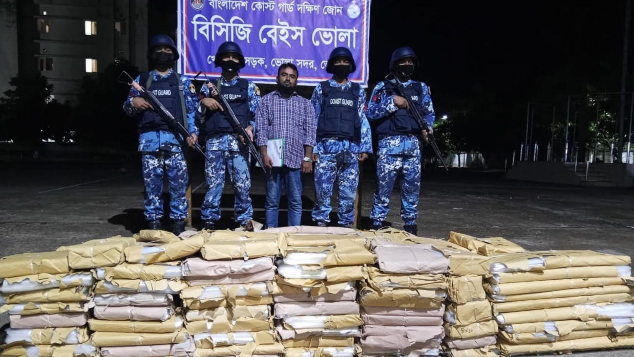 ৬৭৮ কেজি নিষিদ্ধ পলিথিন ব্যাগ জব্দ