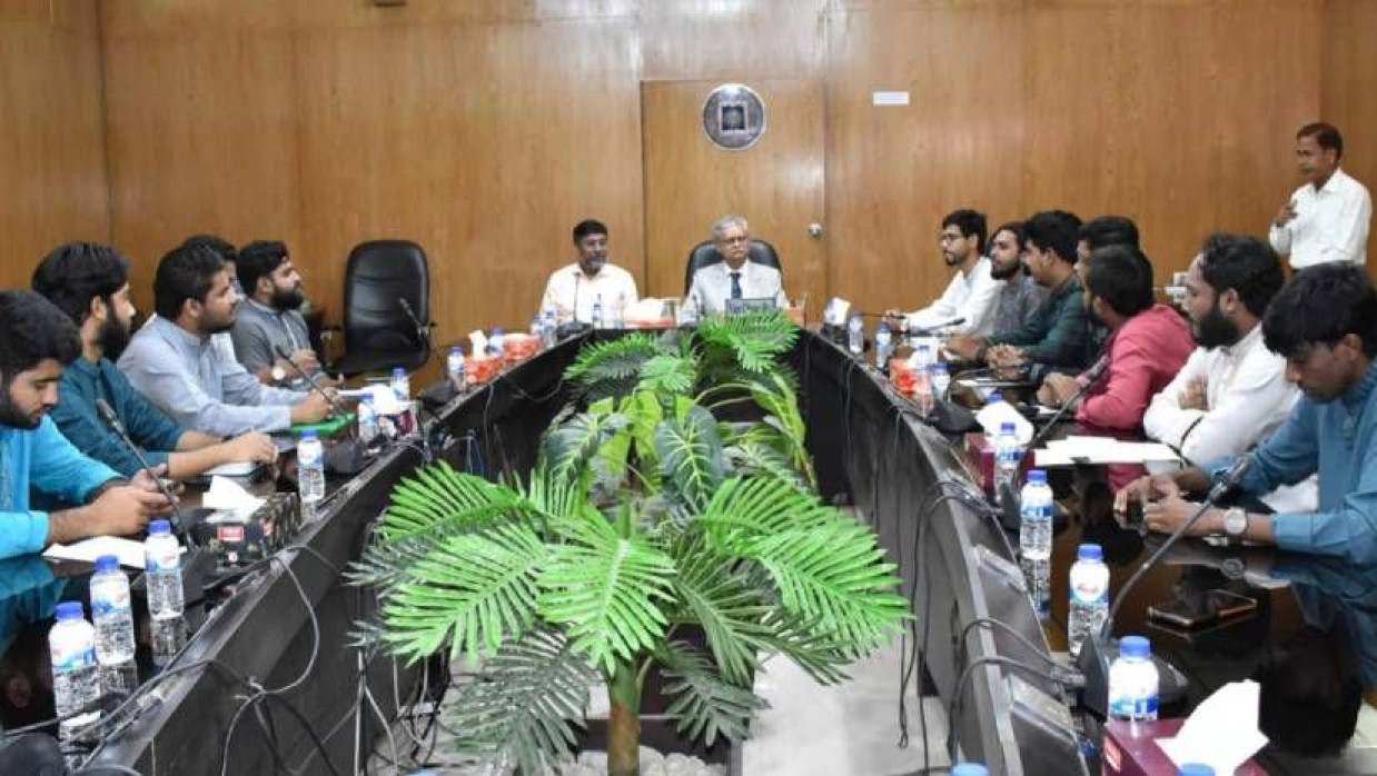 প্রশাসনিক ভবনে উপাচার্যের কনফারেন্স রুমে কার্যনির্বাহীর সভায় রাকসুর প্রতিনিধিরা