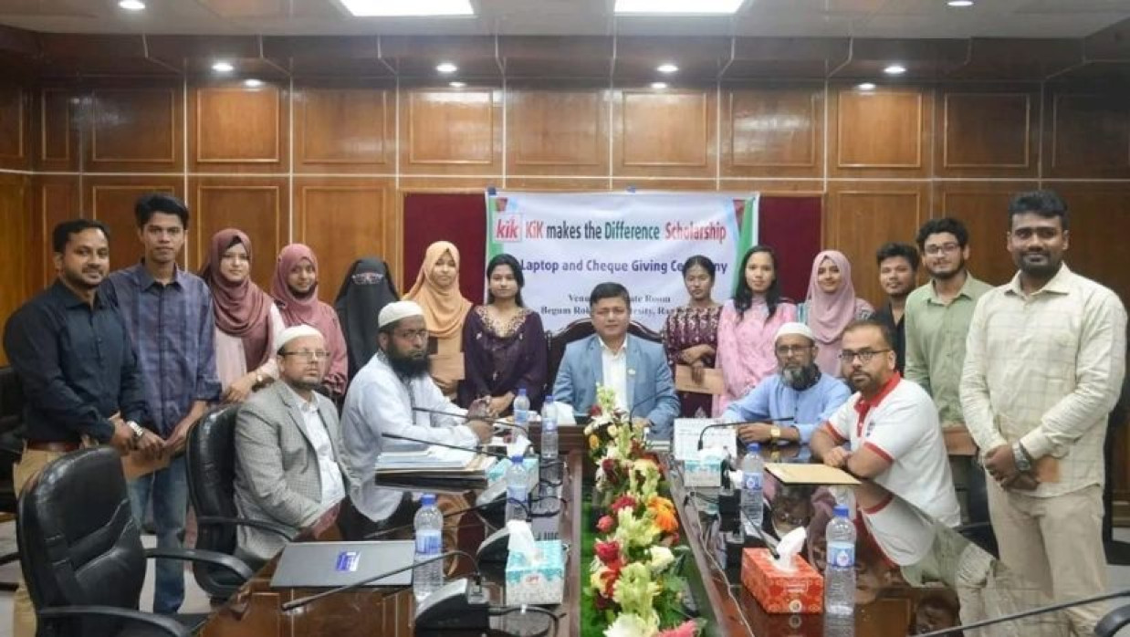 শিক্ষাবৃত্তিপ্রাপ্ত শিক্ষার্থীদের মাঝে ল্যাপটপ, আইটি সরঞ্জামাদি এবং চেক বিতরণের পর