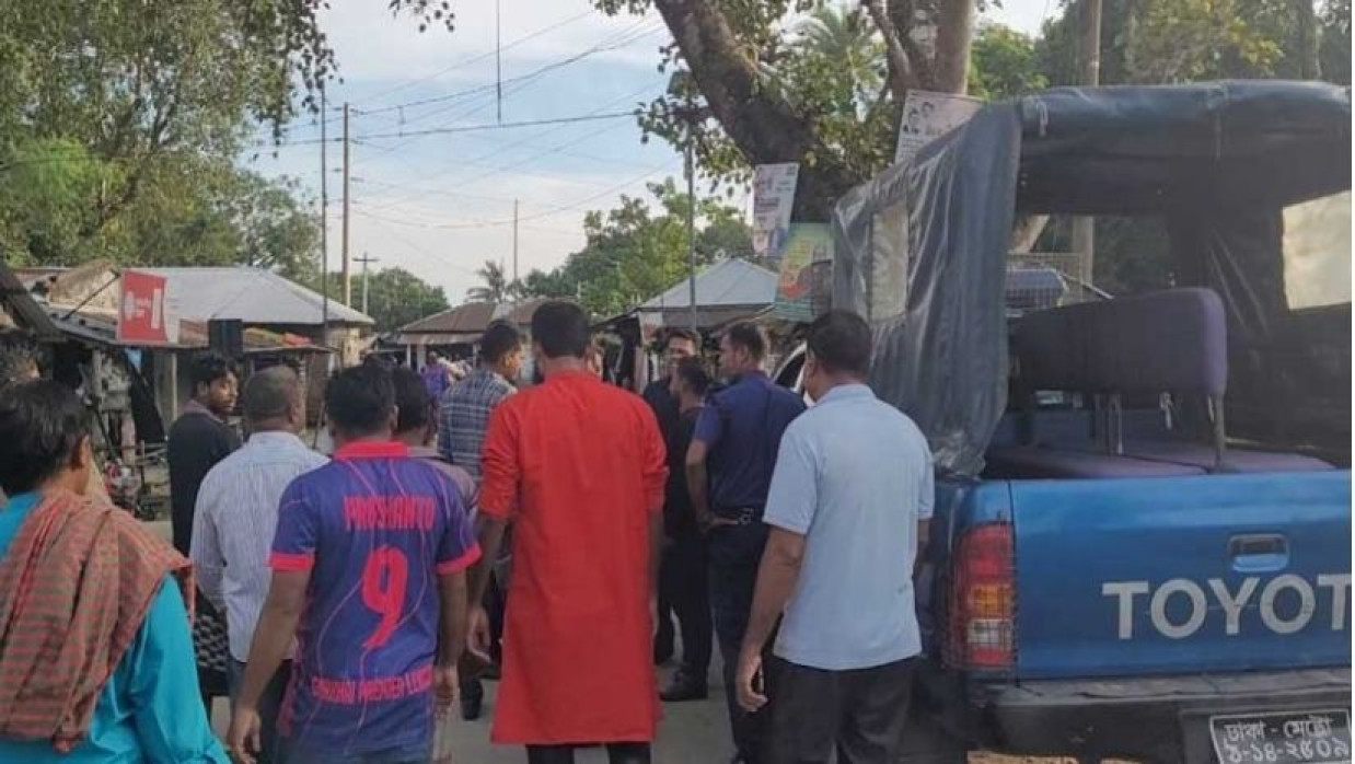 চাঁদাবাজির অভিযোগে দুই পুলিশ কনস্টেবলকে গণধোলাই