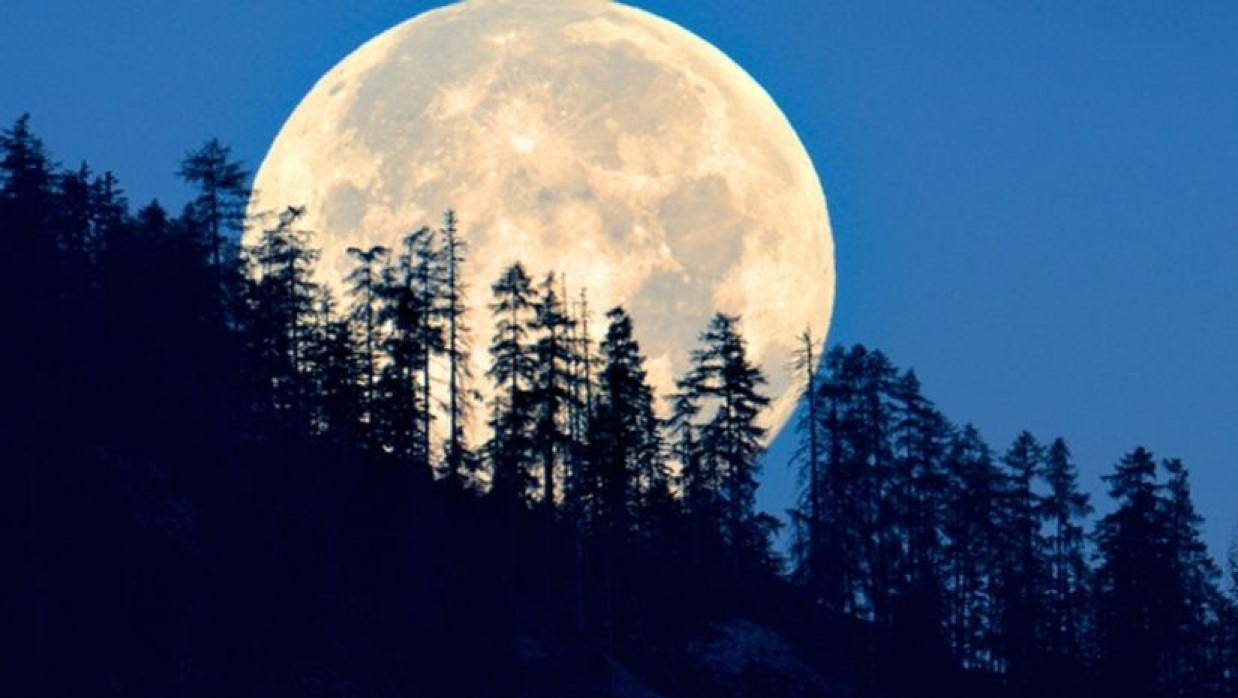 চলতি বছরে তিনটি পরপর সুপারমুনের মধ্যে দ্বিতীয়টি দেখা যাবে আজ