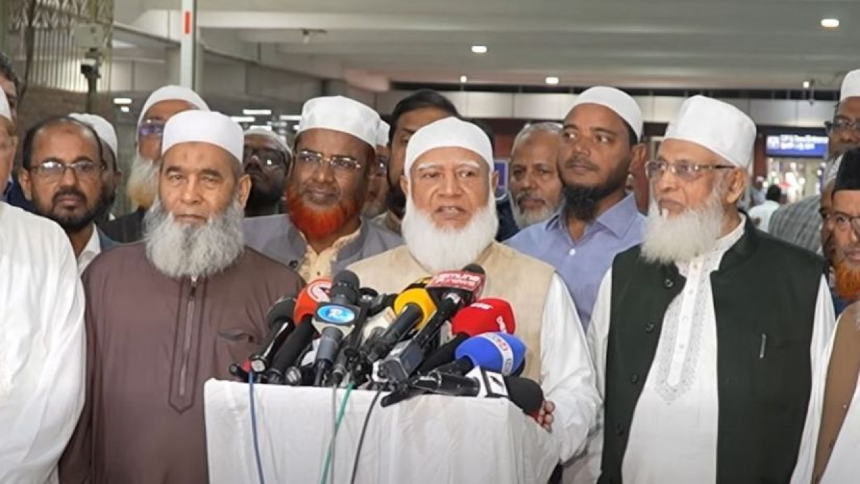 সাংবাদিকদের সঙ্গে কথা বলছেন জামায়াত আমির ডা. শফিকুর রহমান