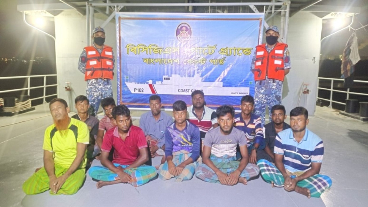 ফিশিং বোটসহ ১১ জন জেলে উদ্ধার