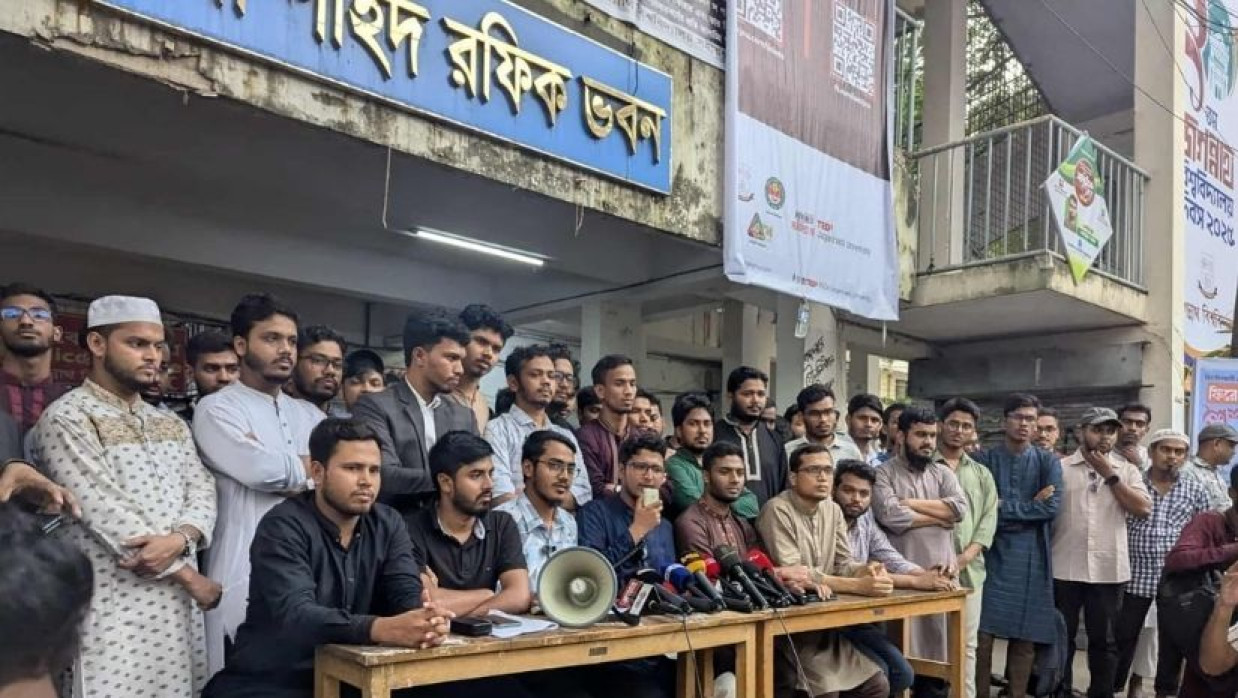 জবি শাখা ছাত্রশিবিরের সংবাদ সম্মেলনে বক্তব্য দিচ্ছেন রিয়াজুল ইসলাম