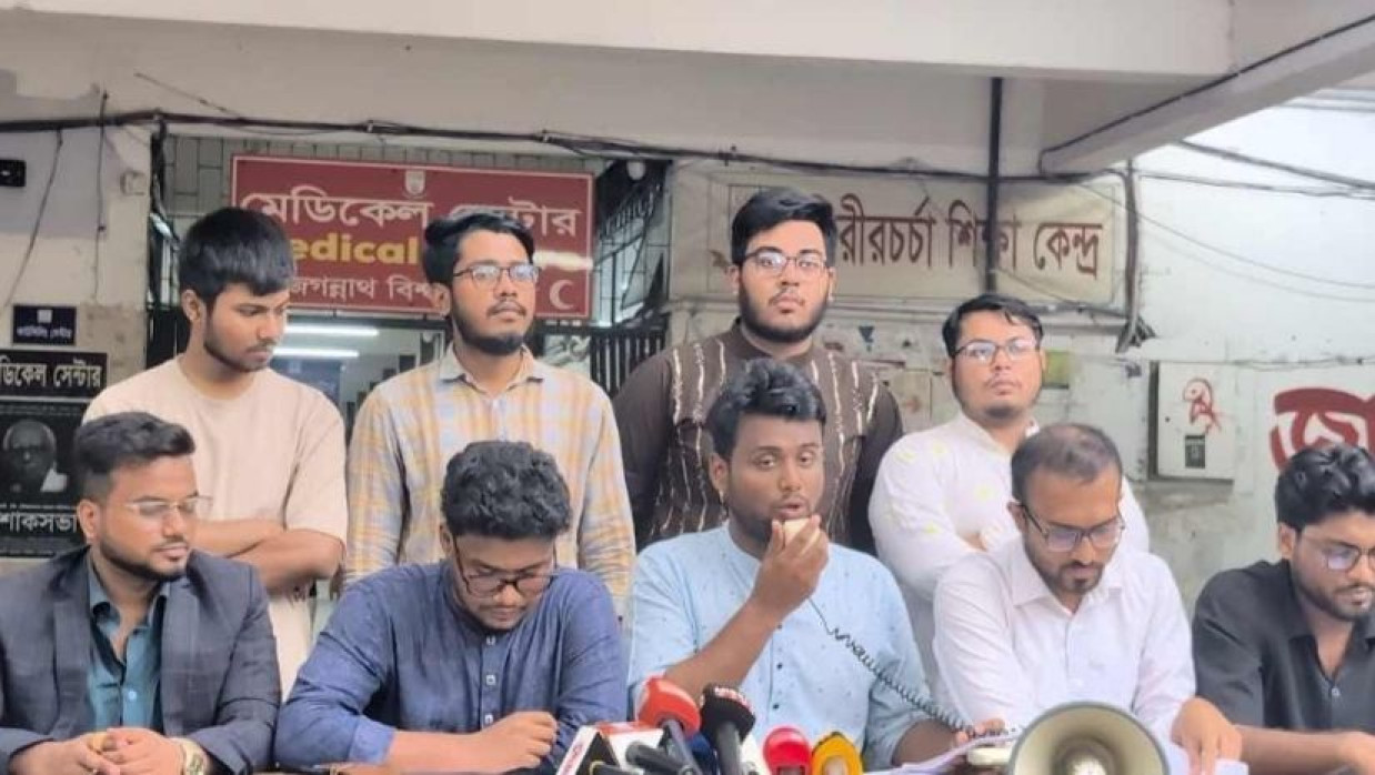 সংবাদ সম্মেলনে বক্তব্য দিচ্ছেন মাসুদ রানা