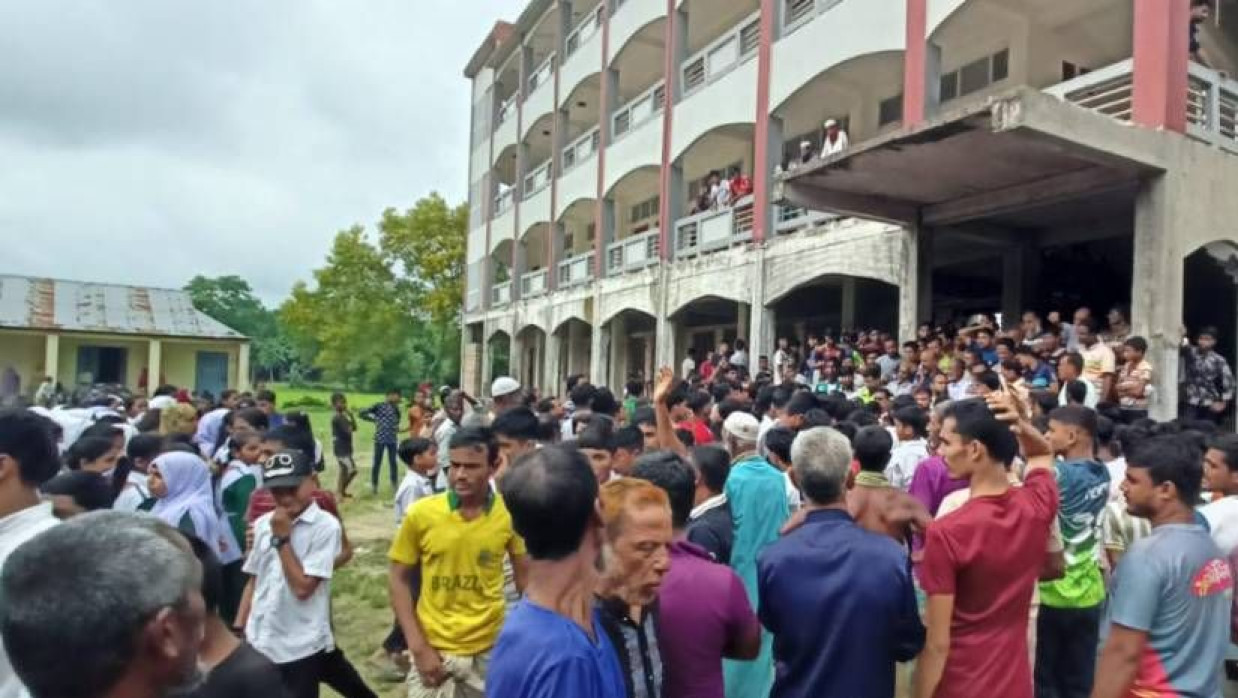 বিদ্যালয়ে শিক্ষার্থী ও স্থানীয় লোকজন