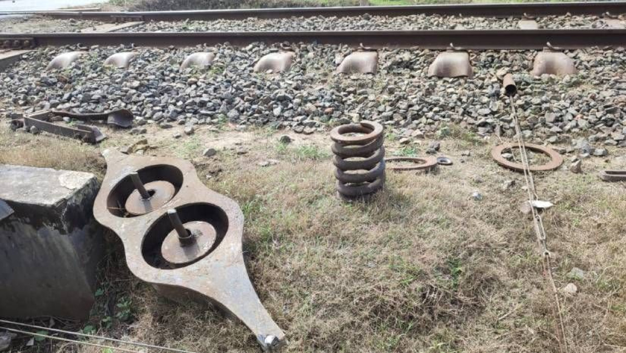 রকেট মেইল ট্রেনের একটি বগির চাকার স্প্রিং ভেঙে রেললাইনের পাশে ছড়িয়ে ছিটিয়ে পড়ে আছে