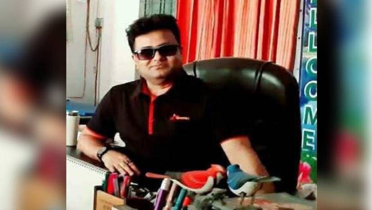 প্রধান শিক্ষক শাদাত হোসেন শামীম ও বিদ্যালয়ের শিক্ষার্থীরা