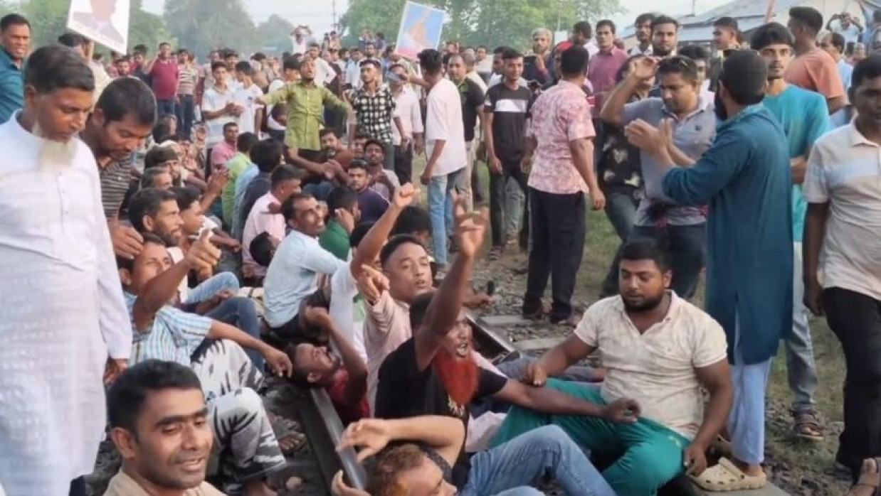 বিএনপির মনোনয়ন পুনর্বিবেচনার দাবিতে রেললাইন অবরোধ