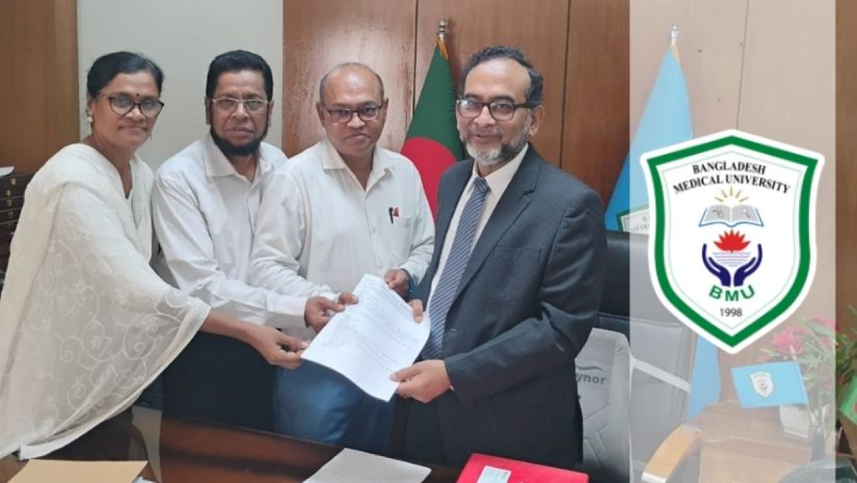 উপাচার্যের কাছে প্রতিবেদন হস্তান্তর করছেন কমিটির সদস্যরা