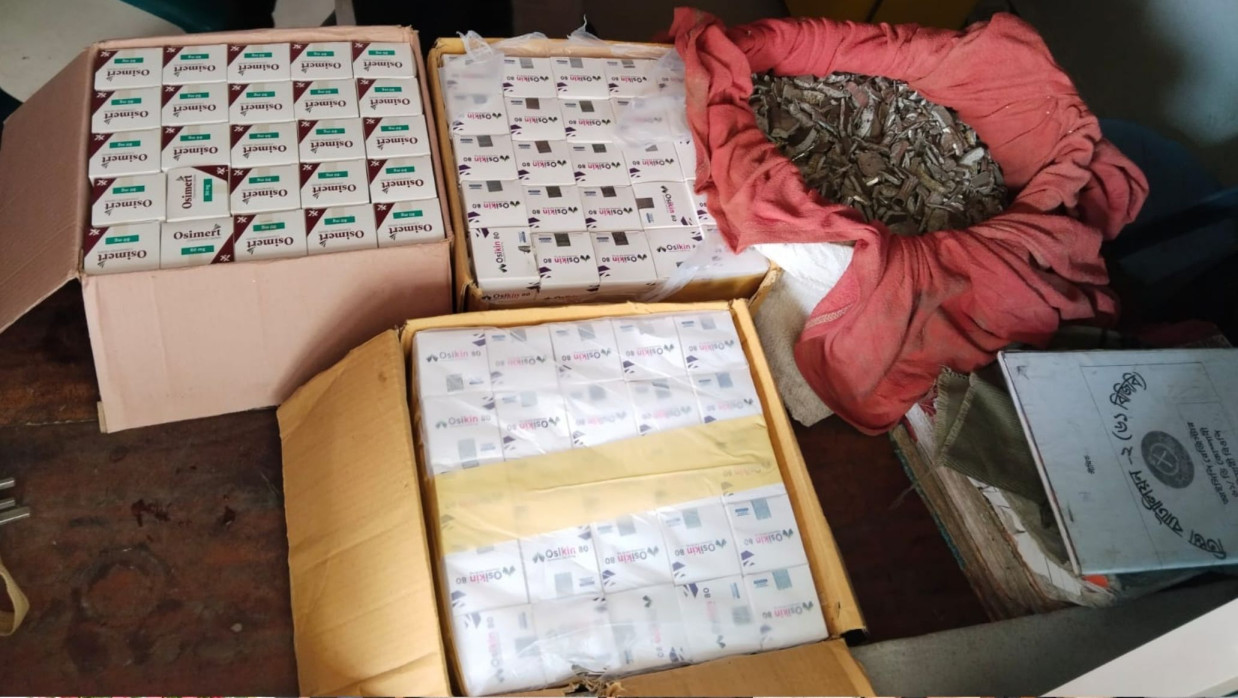 বুড়িমারী স্থলবন্দরে সীসা ও ঔষধসহ ভারতীয় ট্রাকচালক আটক