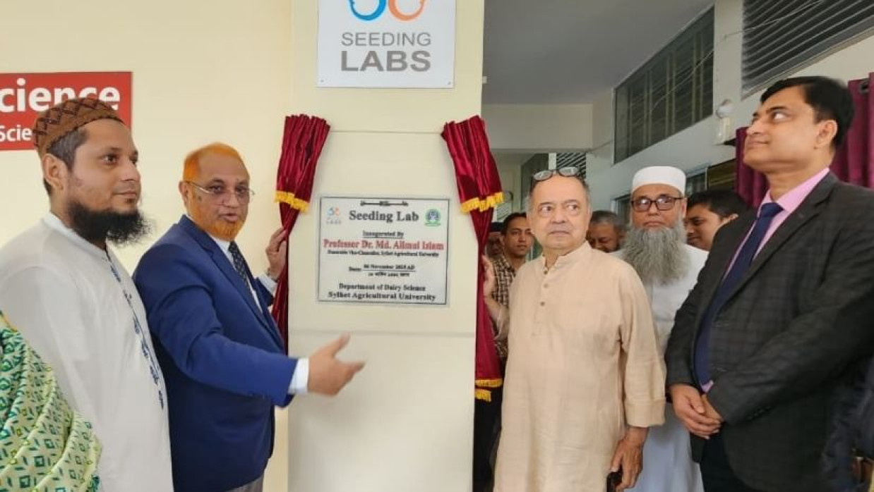 ল্যাব উদ্বোধনকালে অতিথিরা