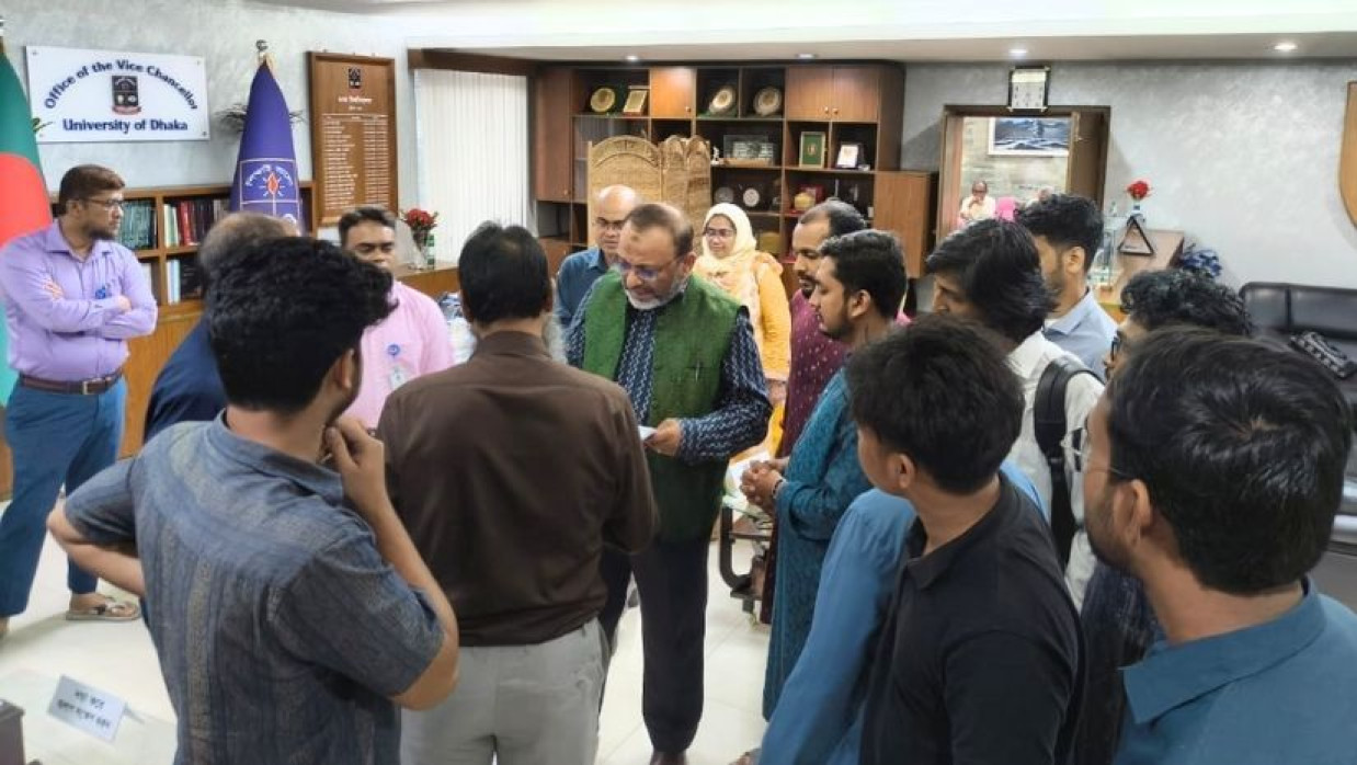 উপাচার্যের কাছে লিখিত অভিযোগ