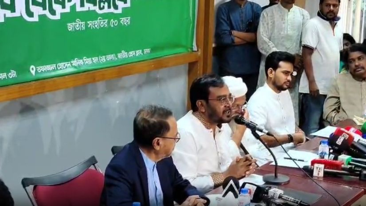 আলোচনায় মজিবুর রহমান মঞ্জু