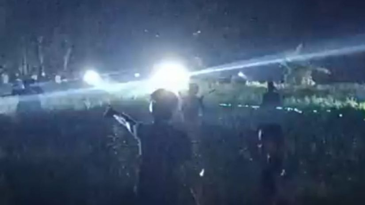 টর্চ লাইট জ্বালিয়ে সংঘর্ষ