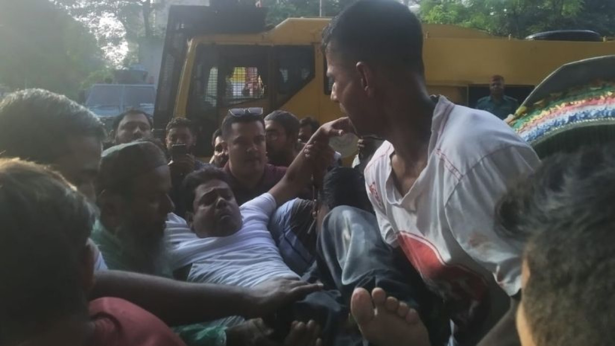 আহতদের উদ্ধার করে হাসপাতালে নেওয়া হচ্ছে