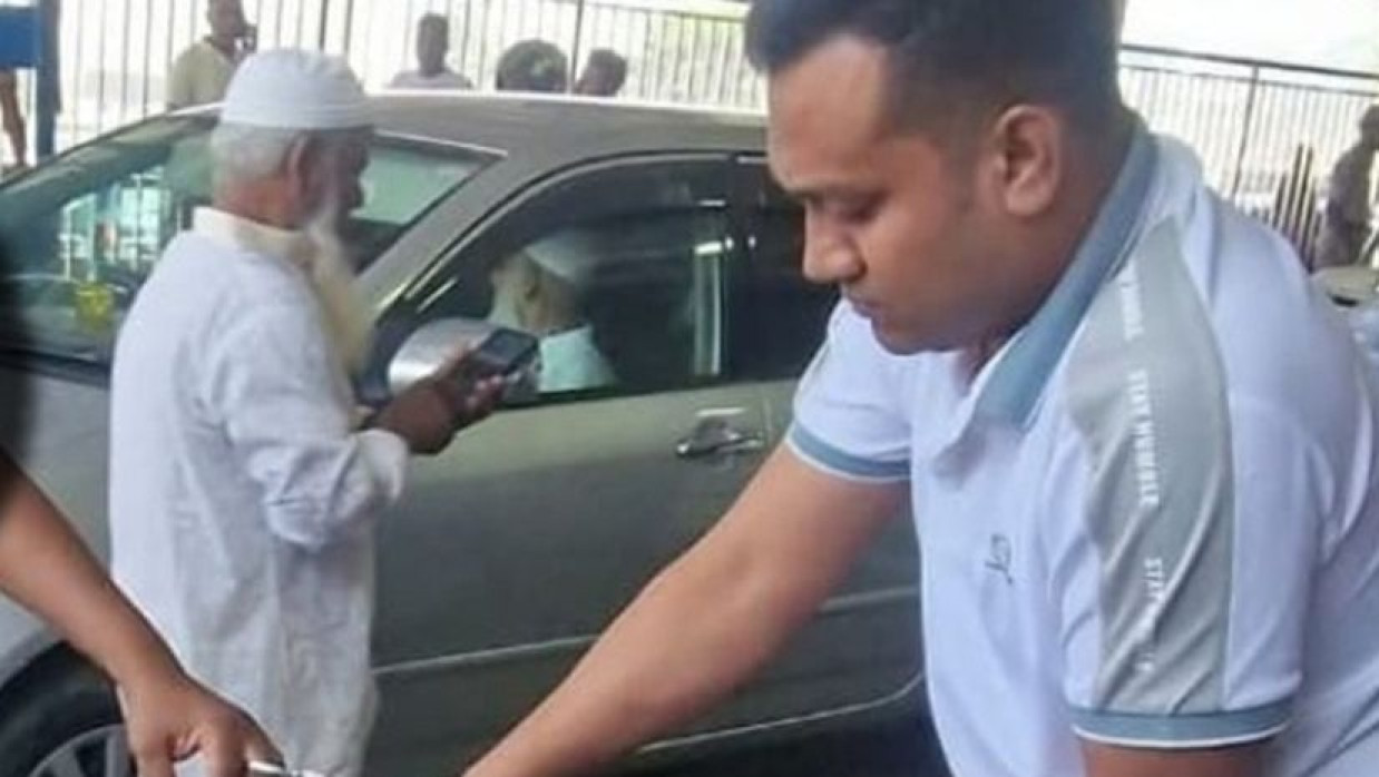 আব্দুল্লাহ আল-মামুনকে আটক করেছে ইমিগ্রেশন পুলিশ