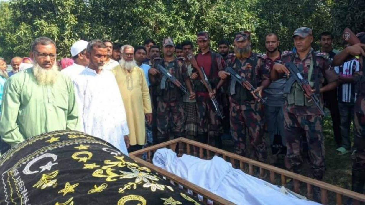 সীমান্তে শেষ বিদায় জানিয়েছেন স্বজনরা