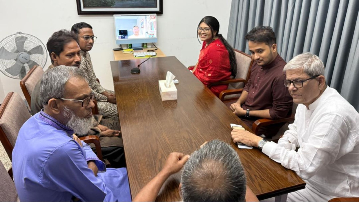 শহীদ পরিবারের সদস্যদের সঙ্গে তারেক রহমানের সাক্ষাৎ