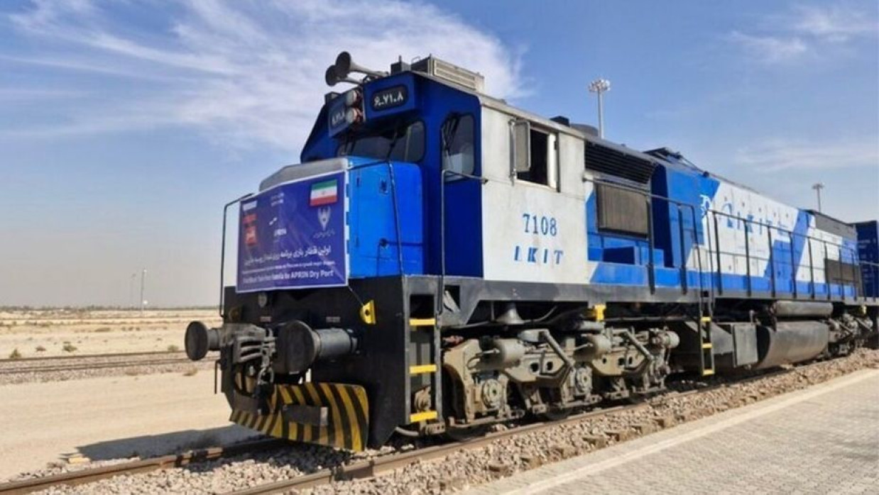 রাশিয়া থেকে ইরানে আসা পণ্যবাহী ট্রেন