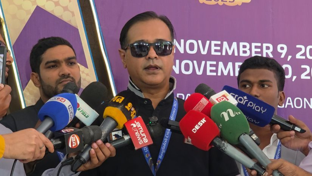 গণমাধ্যমের সঙ্গে কথা বলছেন আসিফ আকবর 