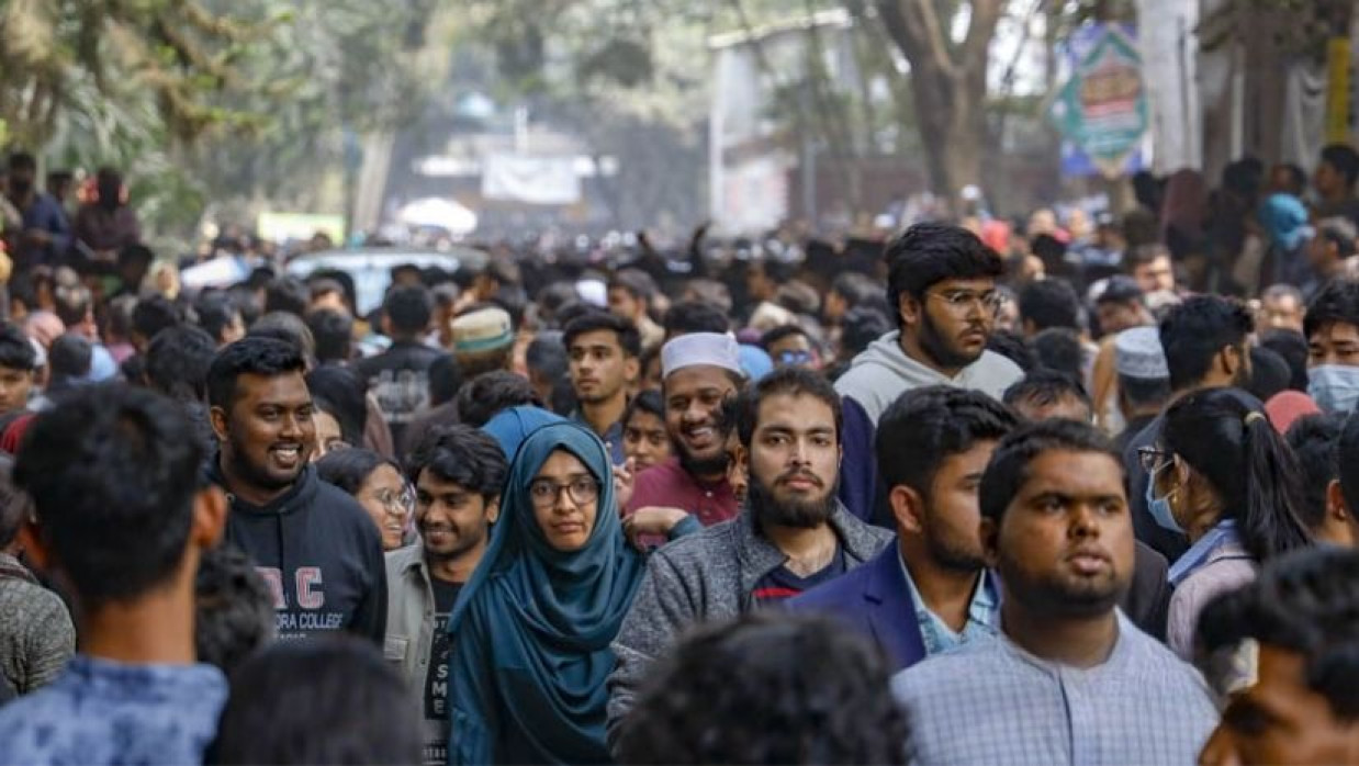 পরীক্ষা কেন্দ্রে ভর্তিচ্ছুরা 