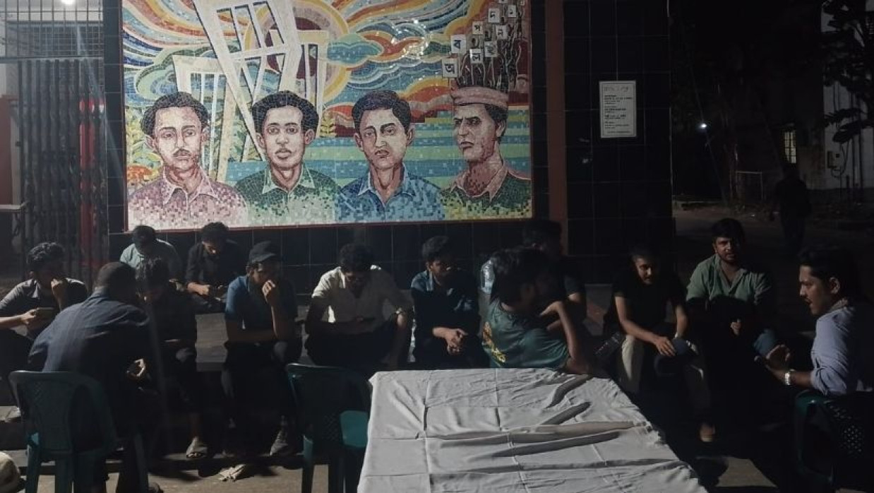 ডাকসু ভবনের সামনে ৪৭তম বিসিএস পরীক্ষার্থীদের অবস্থান