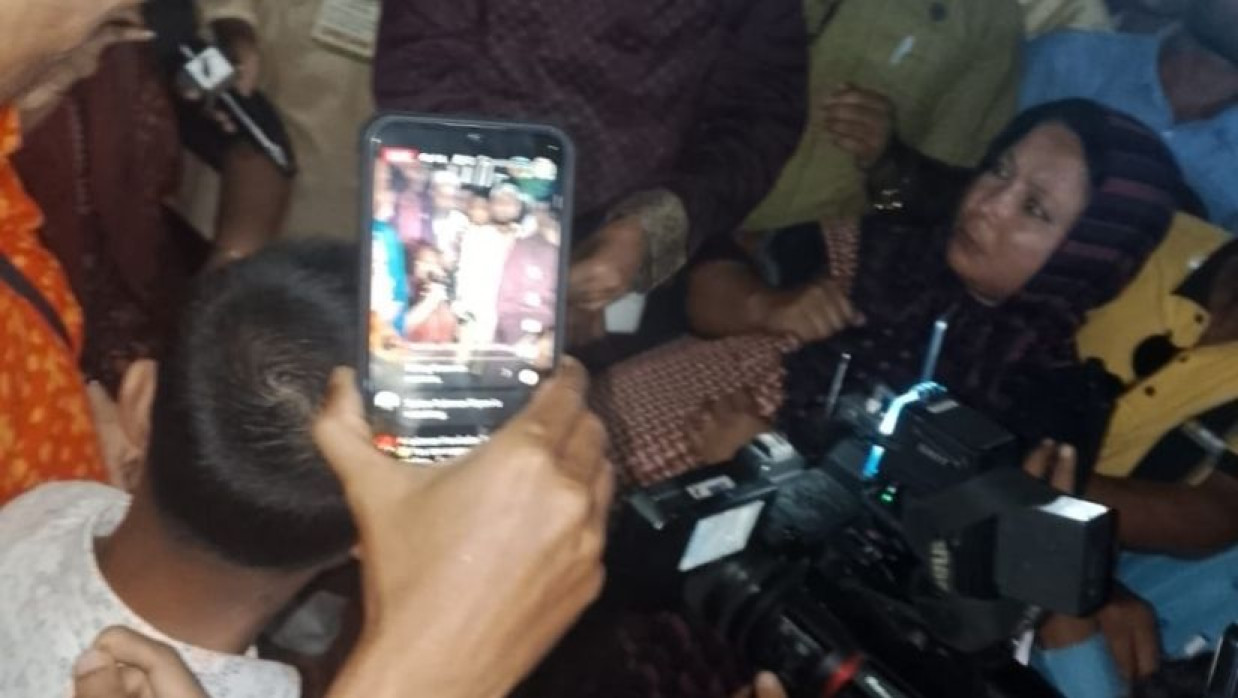 কেন্দ্রীয় শহীদ মিনারে খায়রুন নাহার লিপি কথা বলছেন