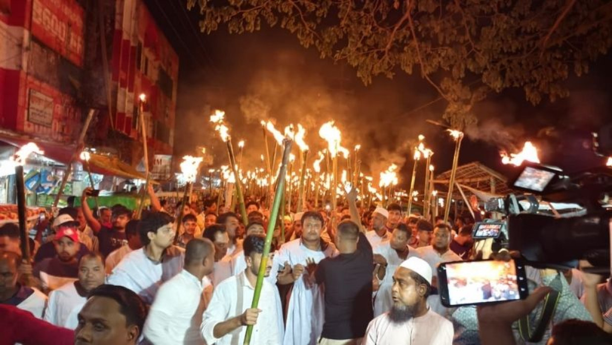 টেকনাফে মনোনয়ন পরিবর্তনের দাবিতে মশাল মিছিল