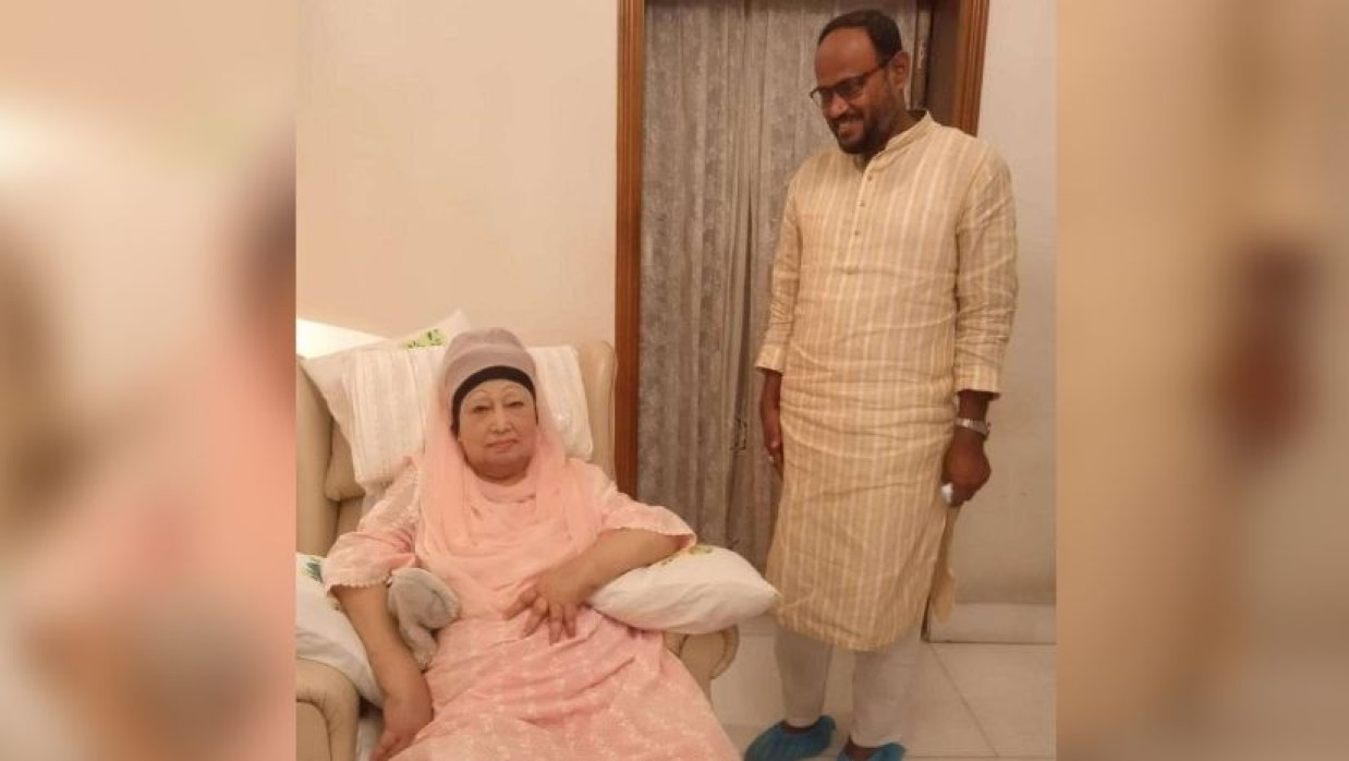 টাঙ্গাইল-৫ আসনের মনোনয়নপ্রত্যাশী সুলতান সালাউদ্দিন টুকু এ আমন্ত্রণপত্র খালেদা জিয়াকে হাতে দিচ্ছেন