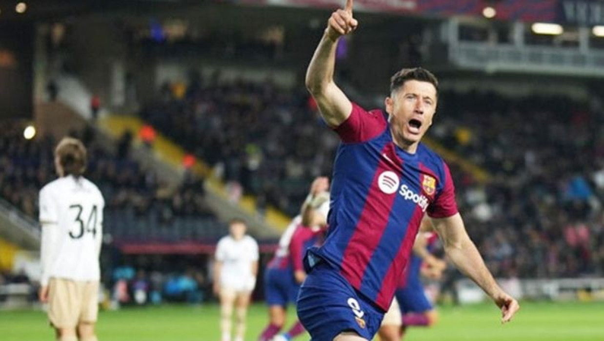 লেভানডোভস্কির হ্যাটট্রিকে বার্সেলোনার দাপুটে জয়