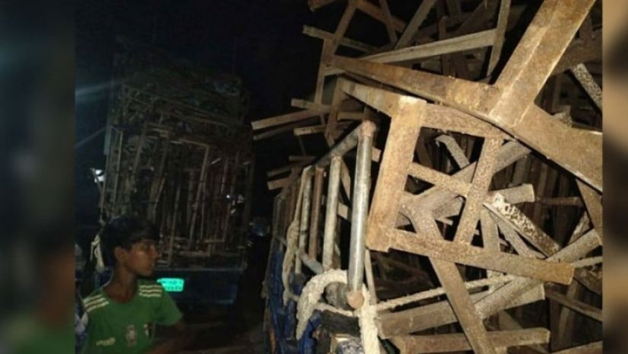 স্কুলের মালামাল