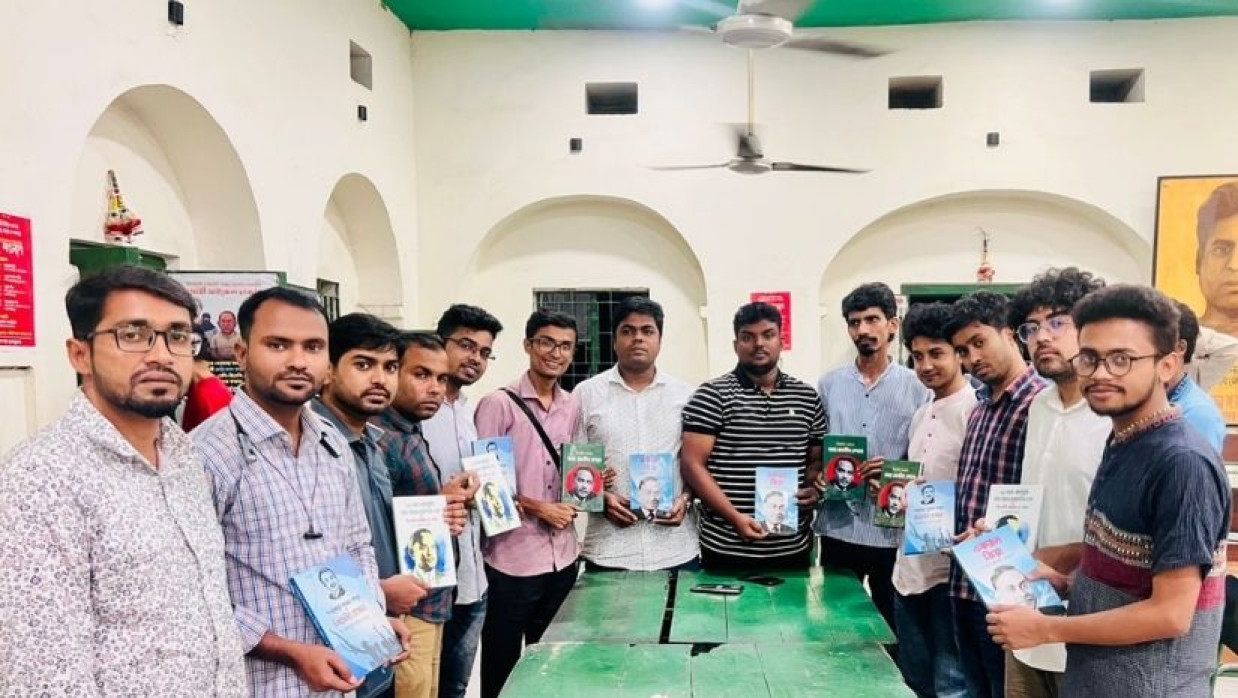 বাম নেতাদের হাতে বই তুলে দিচ্ছেন ছাত্রদল নেতা জাহিদ শাকিল