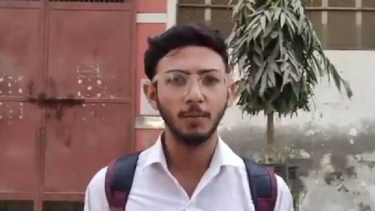 ফি দিতে না পারায় বসতে দেওয়া হয়নি পরীক্ষায়, গায়ে আগুন দিলেন কলেজছাত্র