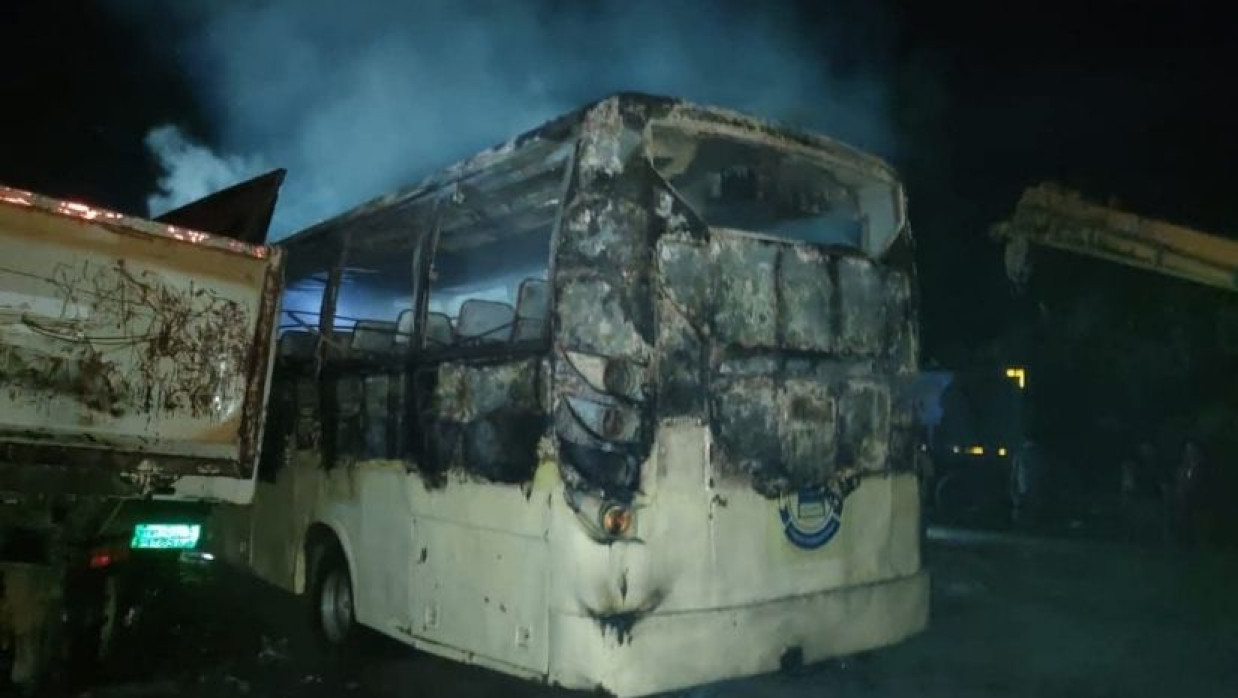 আগুনে পুড়ে গেছে স্কুল বাসটি